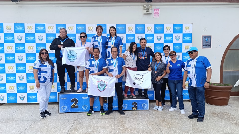 Primer Torneo de Natación Master en el Club Tennis Huacho